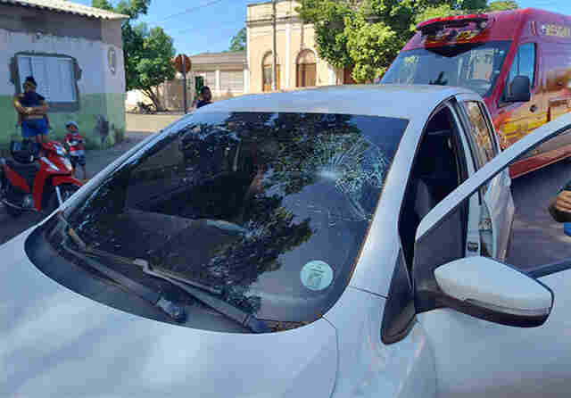 Bombeiros atendem ciclista de 11 anos atropelada no centro de Corumb&aacute;