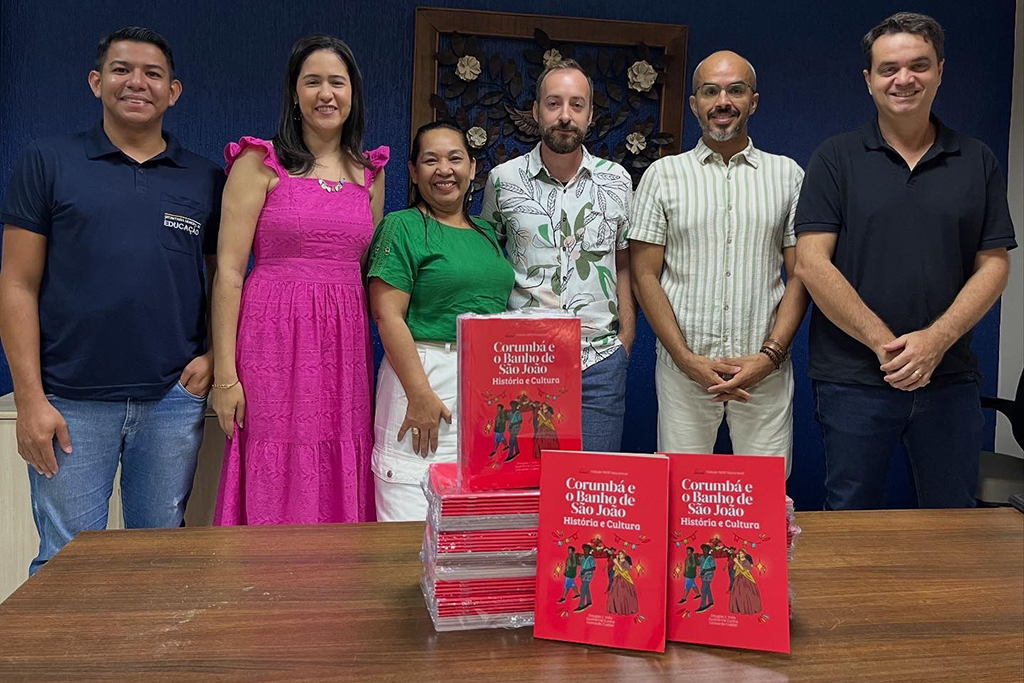 SEMED recebe doação de livros sobre o Banho de São João de Corumbá para uso em sala de aula