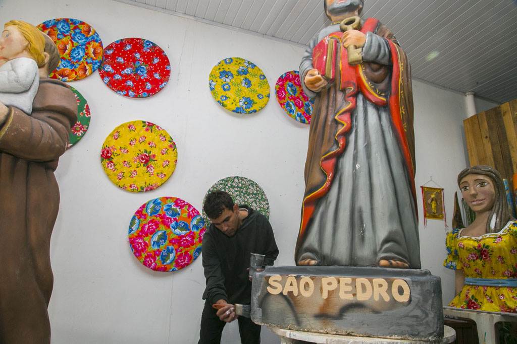 Prefeitura valoriza artistas locais na decoração do Arraial do Banho de São João