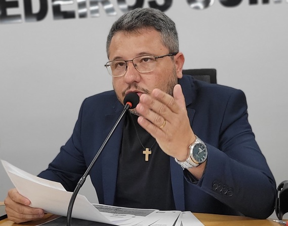 Na C&acirc;mara, Cazarin pede substitui&ccedil;&atilde;o do pavimento asf&aacute;ltico da Avenida Santa Cruz