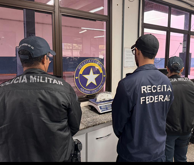 Mulher &eacute; detida com aproximadamente 1,100 kg de pasta base de coca&iacute;na em fiscaliza&ccedil;&atilde;o no Posto Esdras