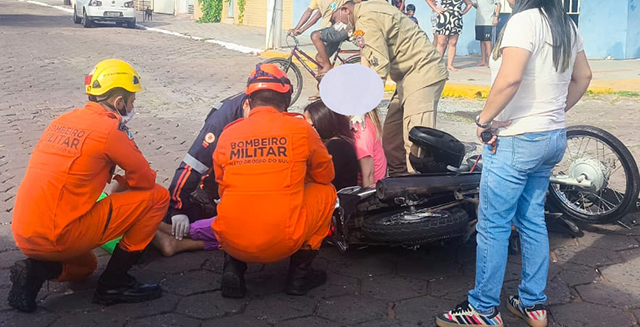 Motociclista fica ferida após colisão contra carro no centro de Corumbá