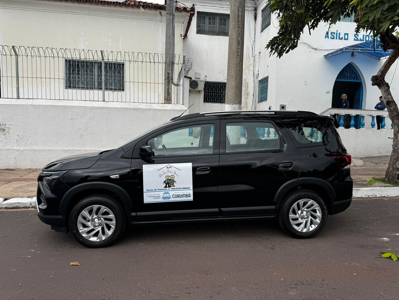Prefeitura de Corumb&aacute; entrega ve&iacute;culo ao Asilo S&atilde;o Jos&eacute;