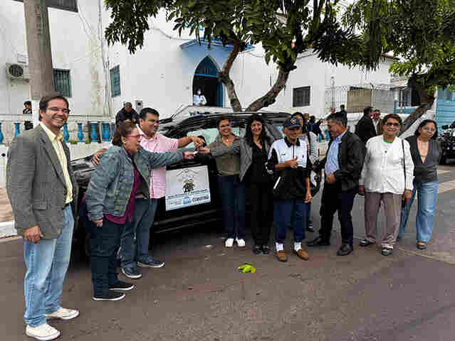 Prefeitura de Corumb&aacute; entrega ve&iacute;culo ao Asilo S&atilde;o Jos&eacute;