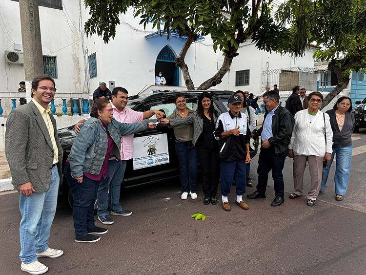 Prefeitura de Corumbá entrega veículo ao Asilo São José