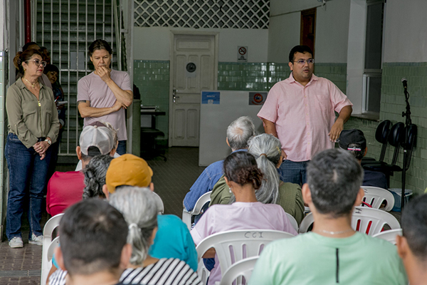 Prefeitura entrega carteiras de identidade emitidas em mutirão realizado em maio