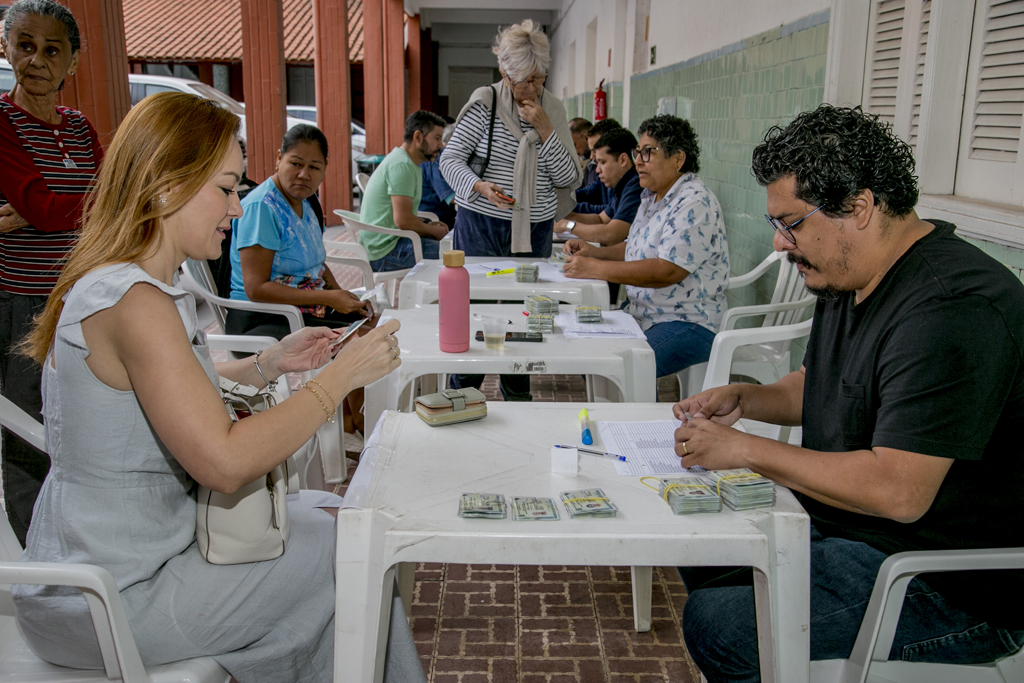 Prefeitura entrega carteiras de identidade emitidas em mutir&atilde;o realizado em maio