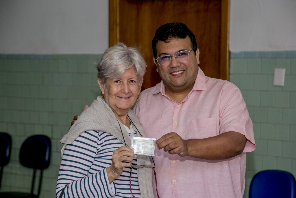 Prefeitura entrega carteiras de identidade emitidas em mutirão realizado em maio