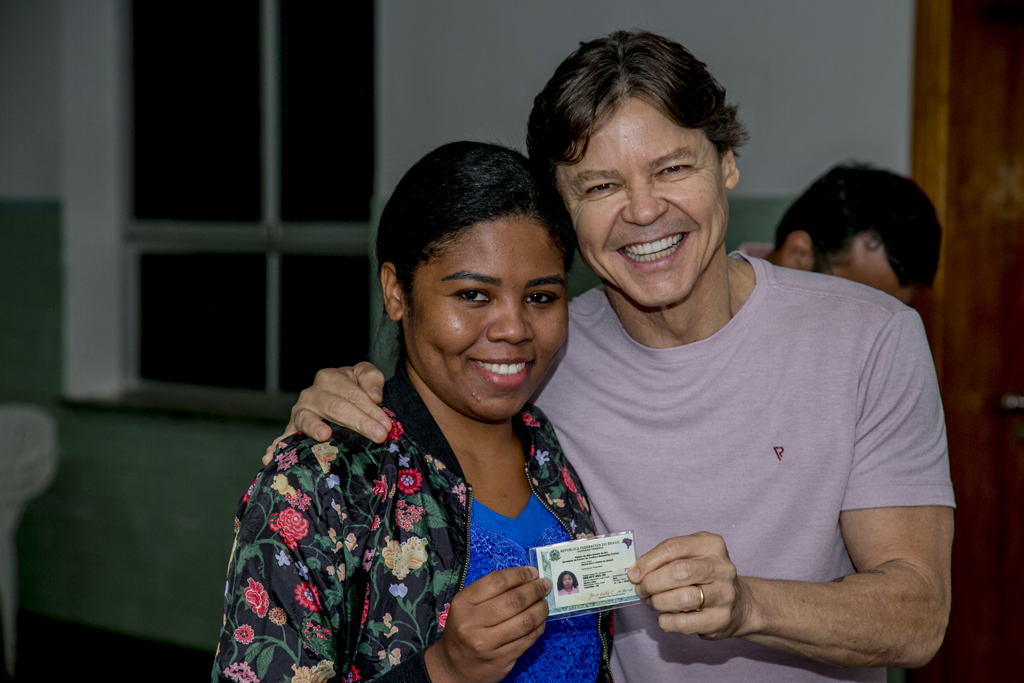 Prefeitura entrega carteiras de identidade emitidas em mutirão realizado em maio