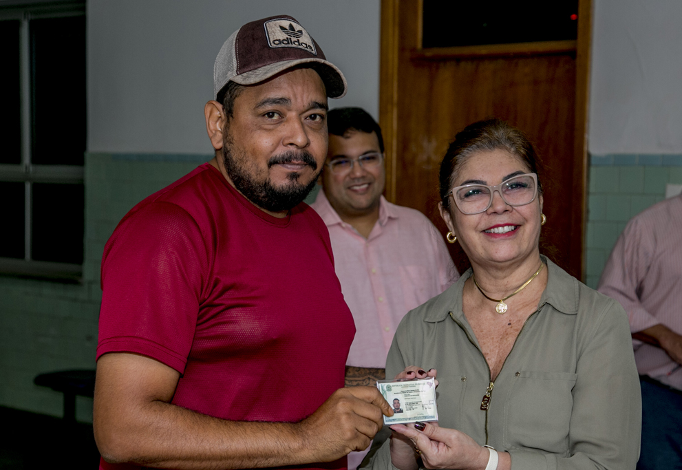 Prefeitura entrega carteiras de identidade emitidas em mutirão realizado em maio