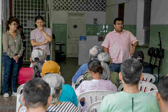 Prefeitura entrega carteiras de identidade emitidas em mutir&atilde;o realizado em maio