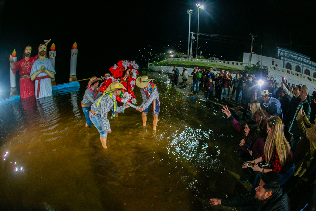 Banho de São João leva multidão às margens do rio Paraguai e celebra mais de 140 anos de devoção