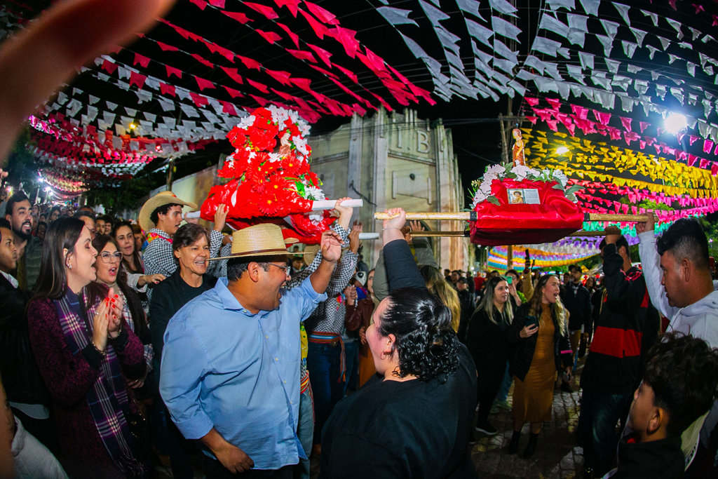 Banho de São João leva multidão às margens do rio Paraguai e celebra mais de 140 anos de devoção