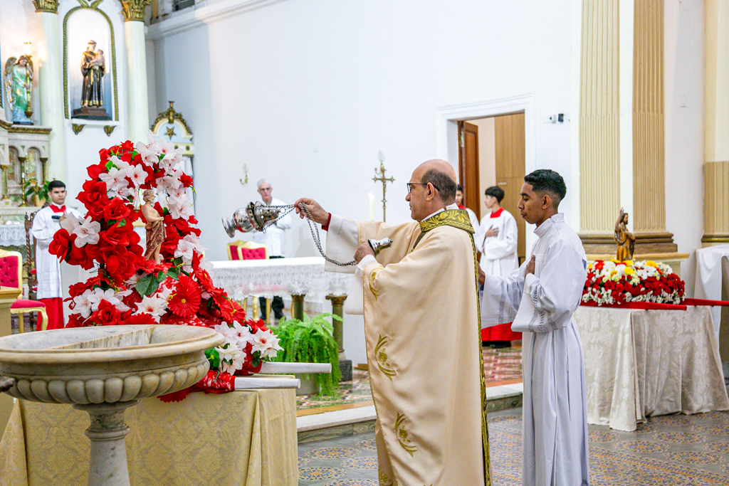 Banho de São João leva multidão às margens do rio Paraguai e celebra mais de 140 anos de devoção