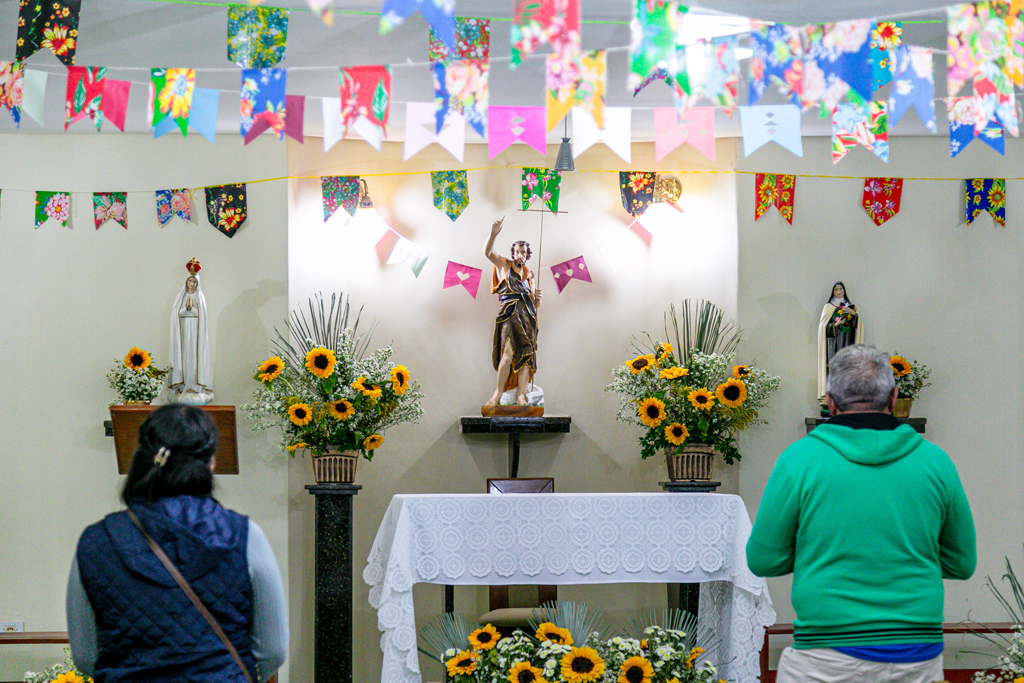 Banho de São João leva multidão às margens do rio Paraguai e celebra mais de 140 anos de devoção