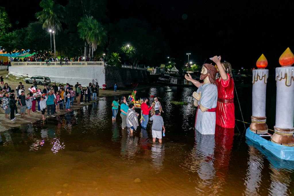 Banho de São João leva multidão às margens do rio Paraguai e celebra mais de 140 anos de devoção