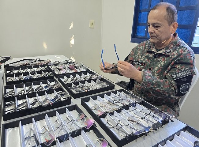 Com terapia de florais e óculos gratuitos, Carreta da Saúde leva bem-estar aos profissionais de segurança de Corumbá