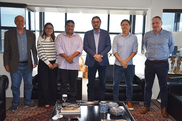 Longen recebe prefeito de Corumb&aacute; para debater investimentos no munic&iacute;pio
