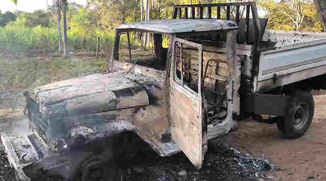 Inc&ecirc;ndio destr&oacute;i duas Toyota Bandeirante na estrada vicinal do Assentamento 72