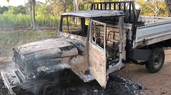 Incêndio destrói duas Toyota Bandeirante na estrada vicinal do Assentamento 72
