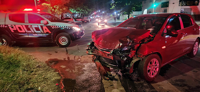 Três pessoas ficam feridas em colisão entre veículos no bairro popular Nova