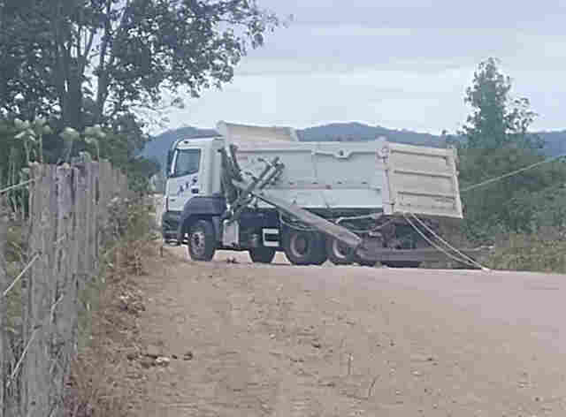 Caminh&atilde;o colide em poste energizado e motorista fica retido no ve&iacute;culo
