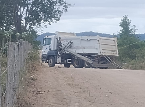 Caminhão colide em poste energizado e motorista fica retido no veículo