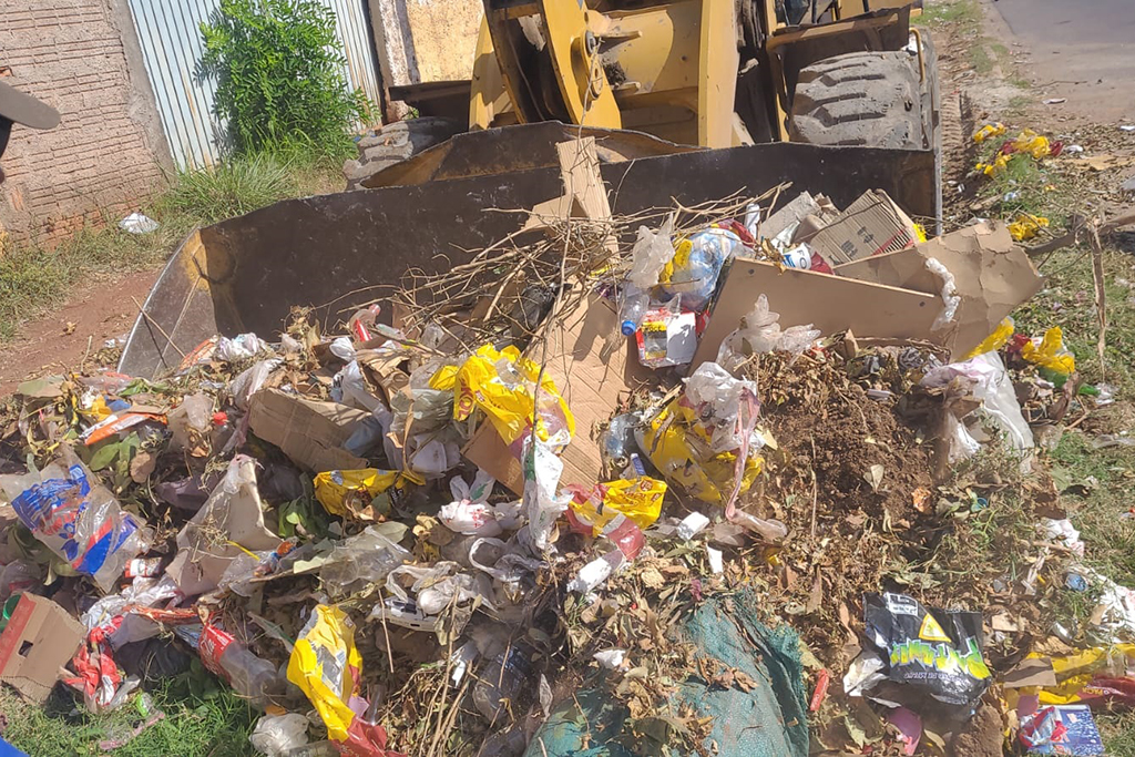 Prefeitura de Corumbá realiza limpeza em ponto crítico de descarte irregular