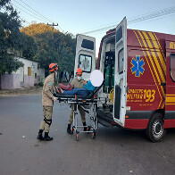 Motociclista com suspeita de les&atilde;o no tornozelo foi socorrida pelos bombeiros ap&oacute;s colis&atilde;o com carro no bairro Cristo Redentor