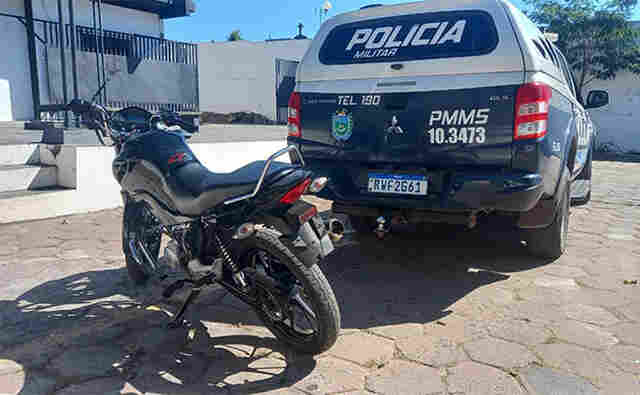 Pol&iacute;cia Militar prende dupla por dire&ccedil;&atilde;o sem habilita&ccedil;&atilde;o e porte de drogas em Corumb&aacute;