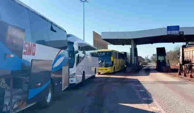 V&Iacute;DEO: Seis &ocirc;nibus s&atilde;o interceptados no Porto Morrinho com 3 toneladas de mercadorias contrabandeadas