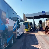 V&Iacute;DEO: Seis &ocirc;nibus s&atilde;o interceptados no Porto Morrinho com 3 toneladas de mercadorias contrabandeadas