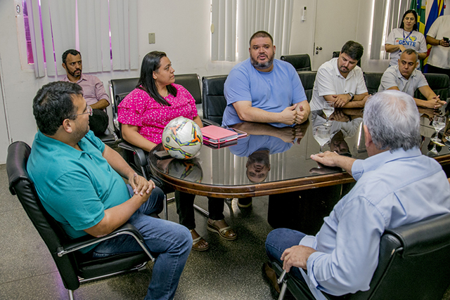 Prefeitura articula parcerias com a Federa&ccedil;&atilde;o de Futebol para fortalecer esporte local