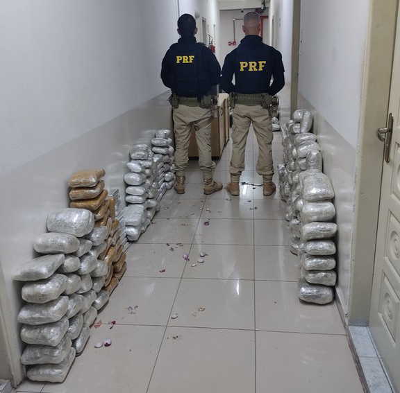 PRF apreende 205 Kg de maconha e 20 Kg de cloridrato de cocaína que seguiria para o Brás em SP foi apreendida em Corumbá