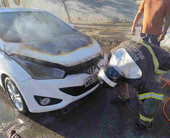 Bombeiros s&atilde;o acionados ap&oacute;s HB 20 pegar fogo na Rua Cabral em Corumb&aacute;