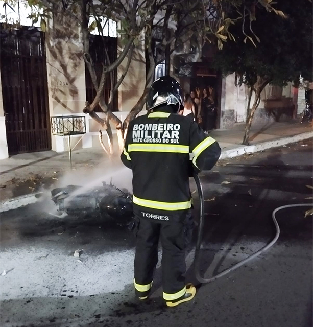 Bombeiros combate incêndio em motocicleta no centro de Corumbá, proprietário suspeita de ato criminoso