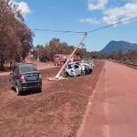 Fechado por um caminh&atilde;o carro colide em poste de energia na BR-262 em Corumb&aacute;
