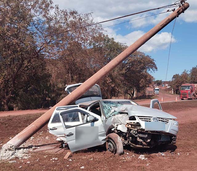 Fechado por um caminh&atilde;o carro colide em poste de energia na BR-262 em Corumb&aacute;