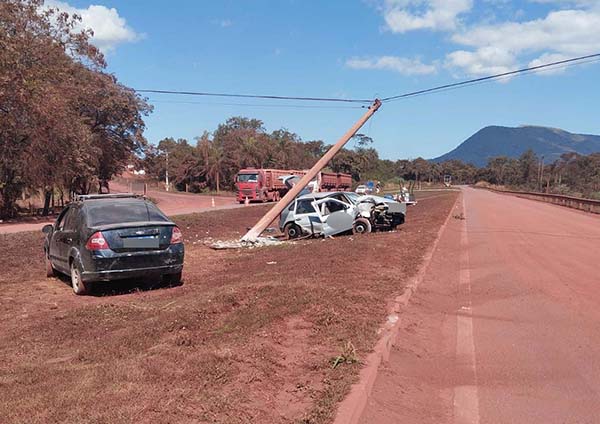 Fechado por um caminh&atilde;o carro colide em poste de energia na BR-262 em Corumb&aacute;