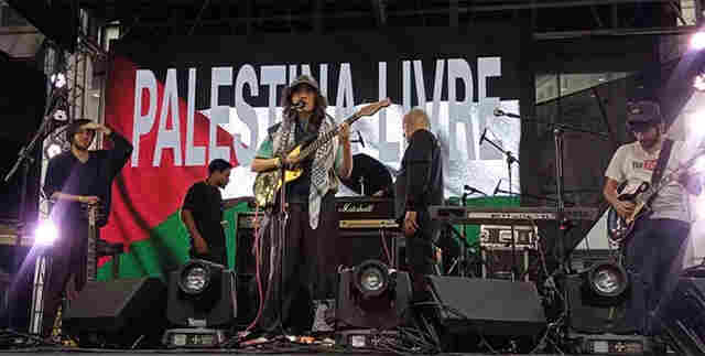Proje&ccedil;&atilde;o de bandeira da Palestina em show em SP &eacute; interrompida e banda denuncia censura