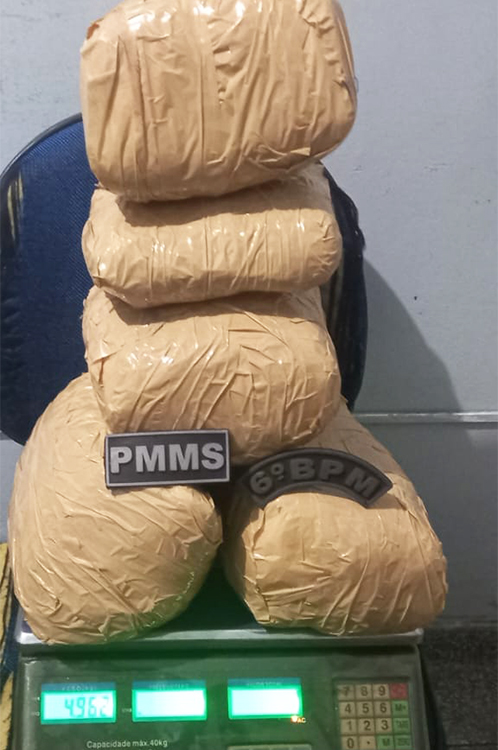 Passageiro de ônibus de turismo foge pelo matagal e deixa bolsa com tabletes de maconha durante abordagem da PM em Corumbá