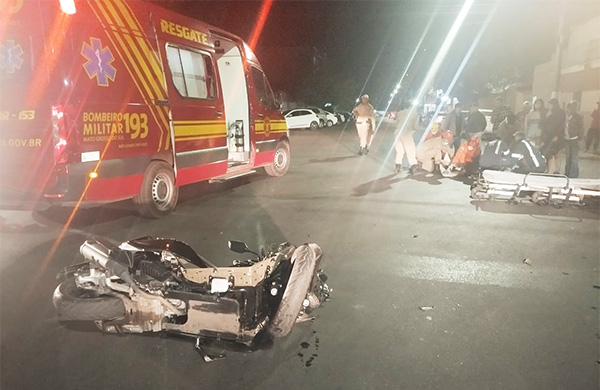 Acidente entre moto e carro deixa dois feridos no centro de Corumb&aacute;