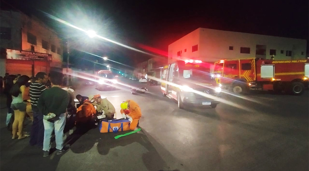 Acidente entre moto e carro deixa dois feridos no centro de Corumb&aacute;