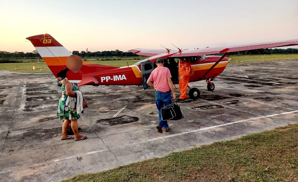 Bombeiros realizam resgate a&eacute;reo de mulher com fortes dores abdominais na regi&atilde;o da Nhecol&acirc;ndia 