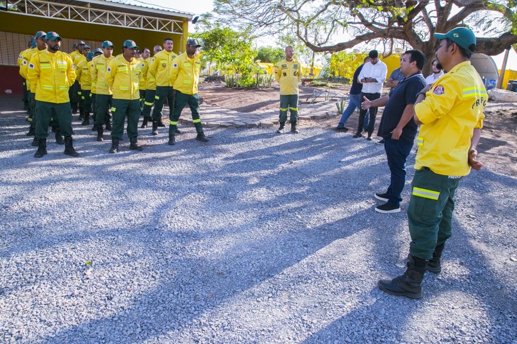 Prefeito visita base do Prevfogo e destaca import&acirc;ncia da brigada na prote&ccedil;&atilde;o do Pantanal