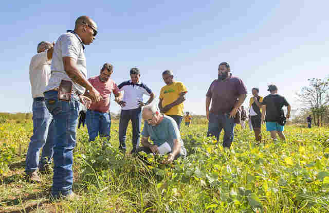 Prefeitura participa de Dia de Campo sobre variedades de feij&atilde;o no Assentamento Taquaral