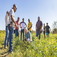 Prefeitura participa de Dia de Campo sobre variedades de feij&atilde;o no Assentamento Taquaral