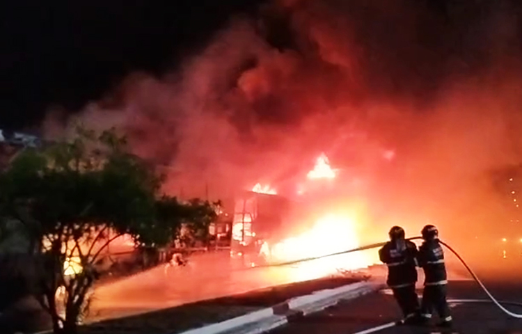 Inc&ecirc;ndio consome dois &ocirc;nibus de turismo em Corumb&aacute; e mobiliza equipes do Corpo de Bombeiros