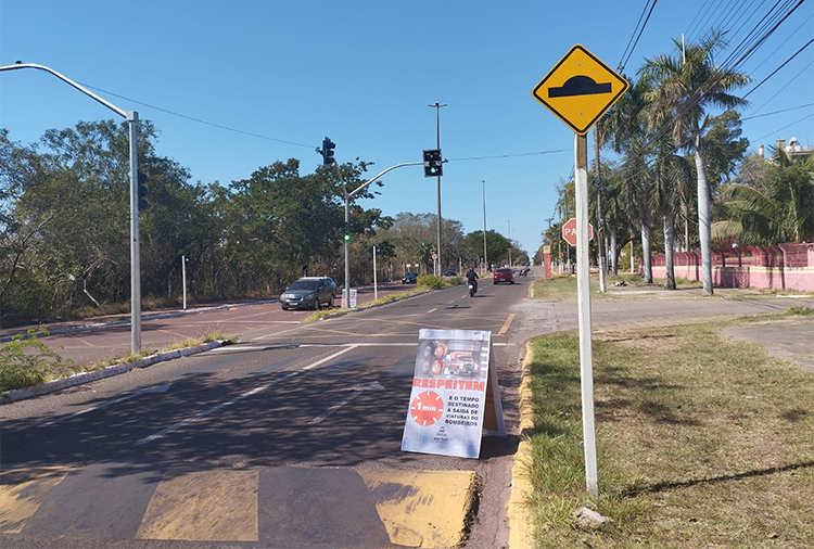 Conjunto semaf&oacute;rico instalado em frente ao Corpo de Bombeiros em Corumb&aacute; foi reativado, condutores precisam manter aten&ccedil;&atilde;o