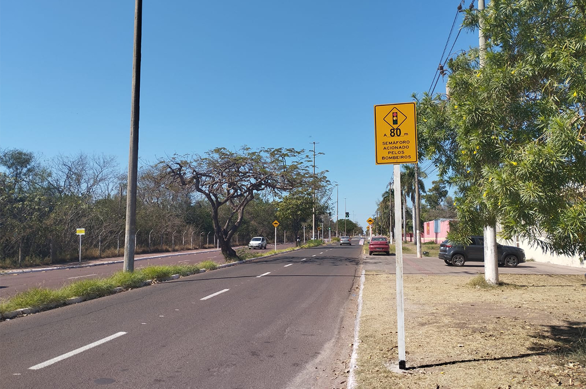 Conjunto semaf&oacute;rico instalado em frente ao Corpo de Bombeiros em Corumb&aacute; foi reativado, condutores precisam manter aten&ccedil;&atilde;o